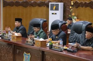 Hadiri Rapat Paripurna, Bupati Tanjab Barat Sampaikan Komitmen Laporan Keuangan Daerah