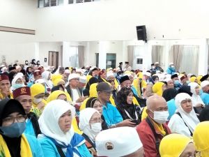Gubernur Al Haris Sambut Kepulangan Jemaah Haji Kloter 13 