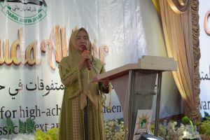Hj Hesti Haris Hadiri Wisuda Akbar Ponpes Darul Arifin ke-5