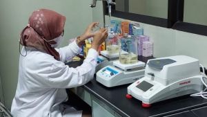 Gak Nyangka! Di Tangan Dosen UNJA Ini, Tanaman Pinggir Jalan Disulap Jadi Serum Anti-Aging Kelas Dun