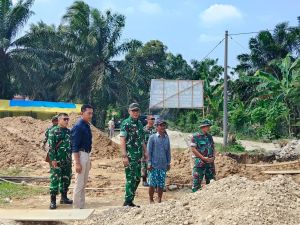 Kasiter Korem 042/Gapu Tinjau Pembangunan Jembatan di Sarolangun