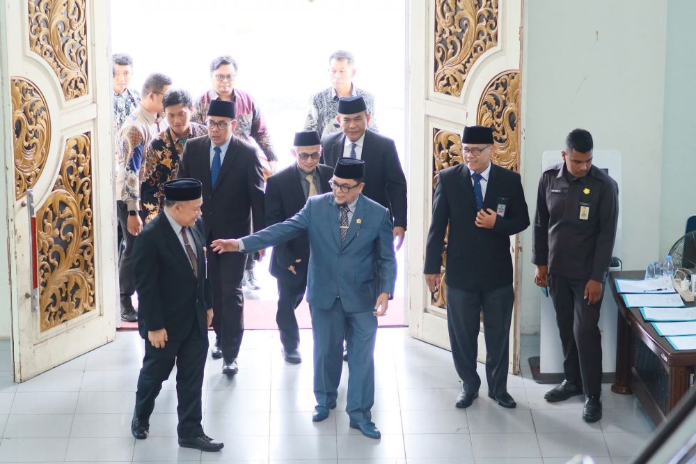 IW Apresiasi Sikap Tegas Gubernur Soal Temuan BPK, Ingatkan Penyitaan Aset Harus Sesuai Prosedur