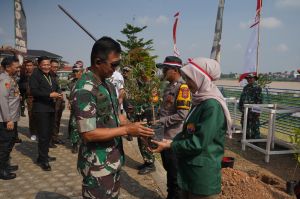 Danrem 042/Gapu Pimpin Penanaman Rumpun Bambu dan Pohon Produktif di Kawasan Sungai Batanghari