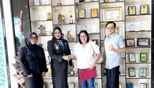 Kanwil Kemenkum Jambi Serahkan Keputusan Penegasan Kewarganegaraan RI Pertama Hasil Pengajuan Daring