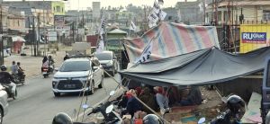 Dari Kemarin : Warga Masih Bertahan di Jalan Lintas Mendalo Demo PT.SAS