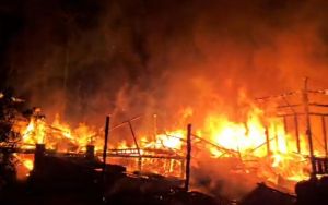 Dua Rumah Panggung di Desa Arang-Arang Muaro Jambi Ludes Terbakar