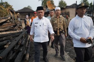 Gubernur Al Haris Serahkan Bantuan untuk Korban Kebakaran di Bungo