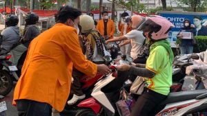 BEM FH UNJA Turun ke Jalan, Bagi Masker di Tengah Kabut Asap Akibat Karhutla