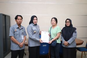 Kanwil Kemenkum Jambi Serahkan Penegasan Status Kewarganegaraan kepada Kwee Tin