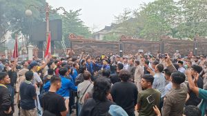 Mahasiswa Demo ke DPRD Jambi Bawa 13 Tuntutan, Desak Karhutla Jadi Bencana Nasional