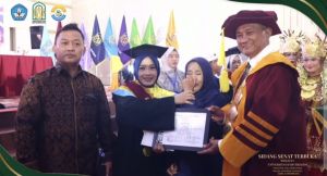 Tangis Haru Ibunda Pecah, Saat Novita Ulpa Jadi Wisudawan Terbaik UBR Jambi dengan IPK 4,00